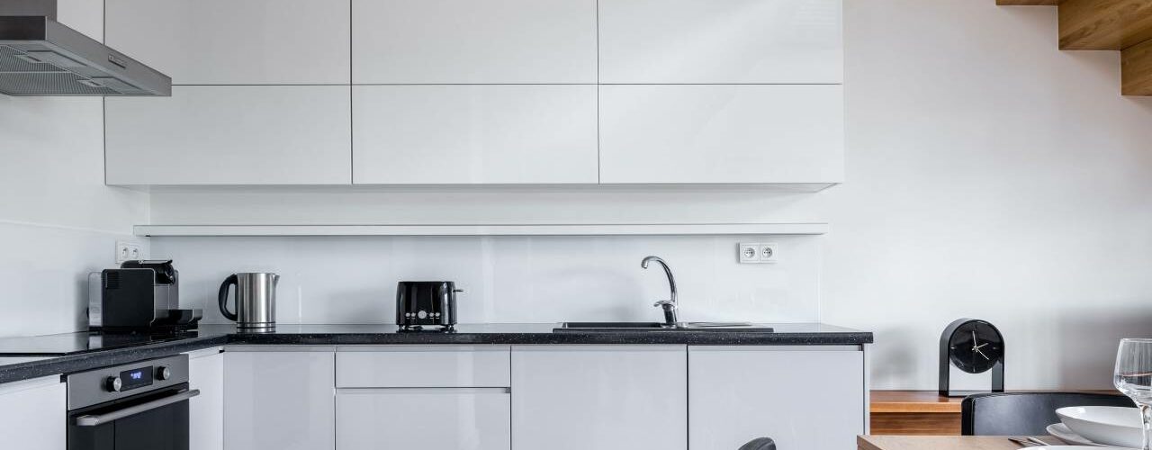 κουζίνα με τραπέζι φαγητού