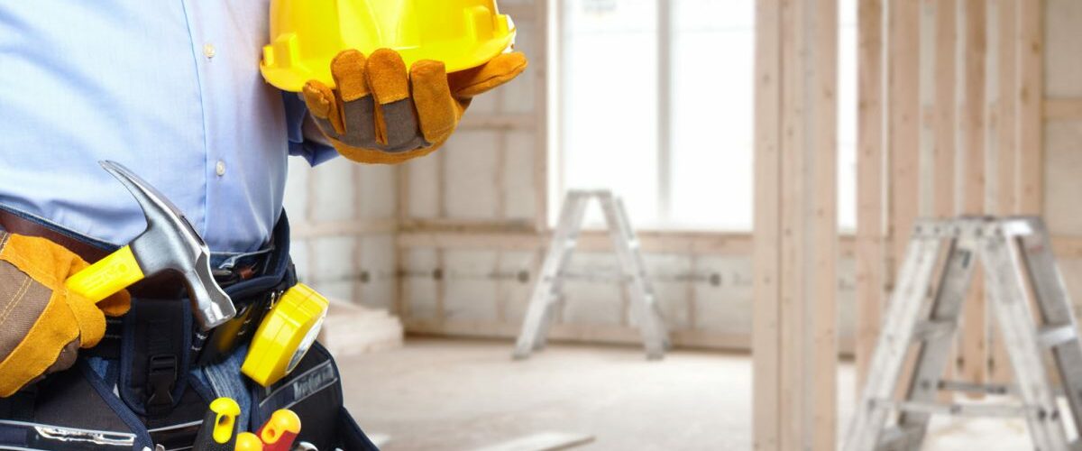 τεχνίτης με εργαλεία σε ανακαινιζόμενο διαμέρισμα